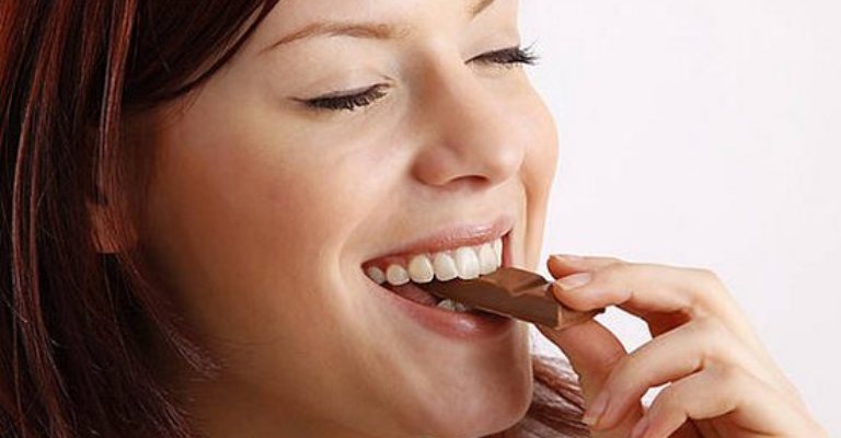Comer chocolate realmente aumenta o surgimento de acne?