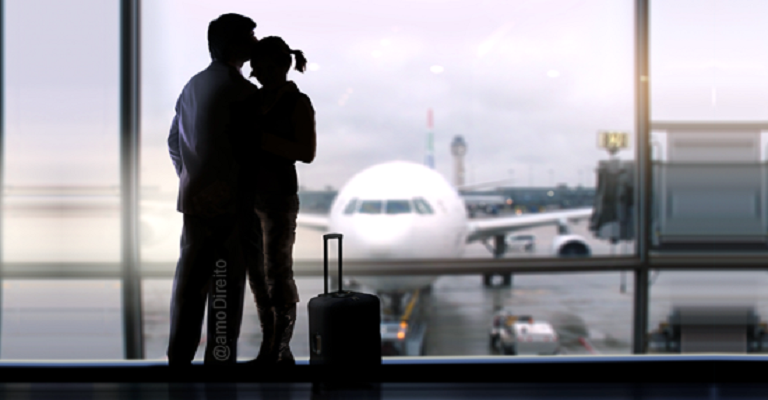 Companhia aérea deve indenizar casal por voo cancelado