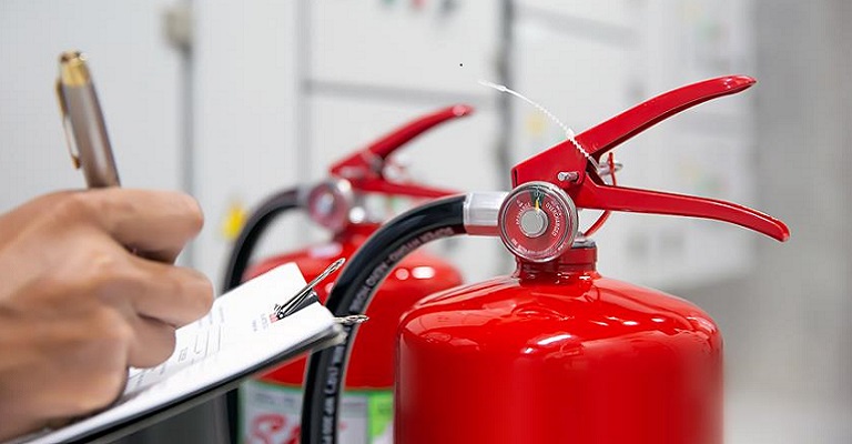 O que você precisa saber sobre extintores de incêndio em empresas