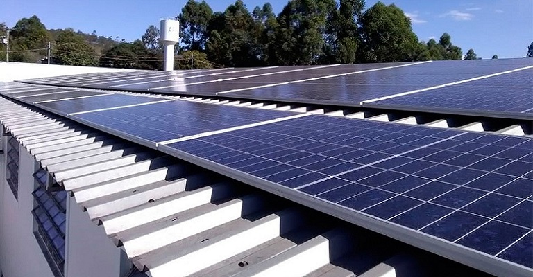 Zema entrega usinas fotovoltaicas para Apacs