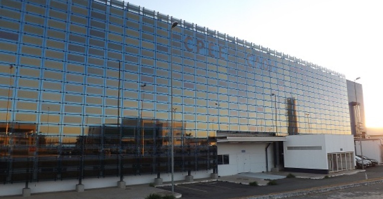 Maior fachada de vidro com filmes solares do mundo é instalada em Anápolis