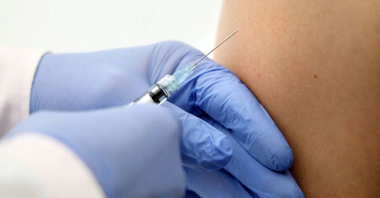Por que terceira dose de vacina contra Covid é importante e necessária