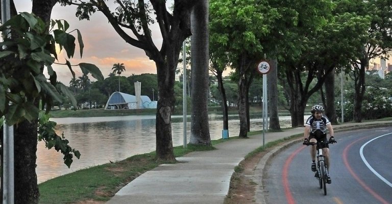Número de ciclistas supera o de veículos motorizados na lagoa da Pampulha