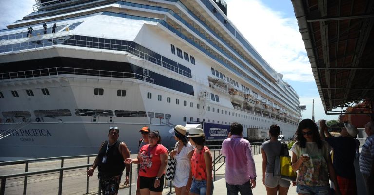 Temporada de cruzeiros recomeça com saída do porto de Santos