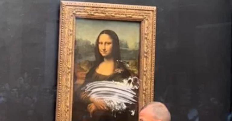 Quadro da Monalisa sofre ataque no museu do Louvre, em Paris