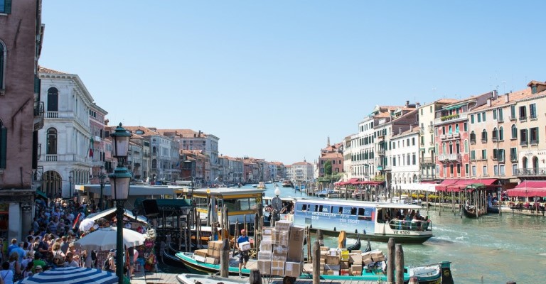 Veneza perde 14 mil moradores sofre com turismo em excesso