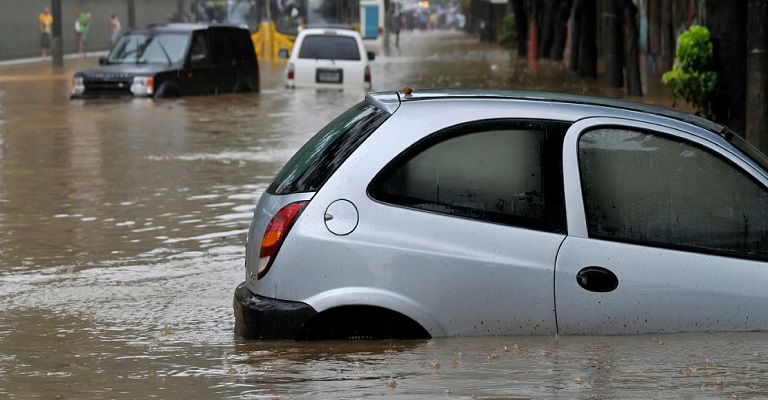 O período de chuvas e a importância do seguro auto