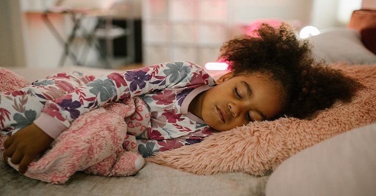 5 benefícios do sono para a criança