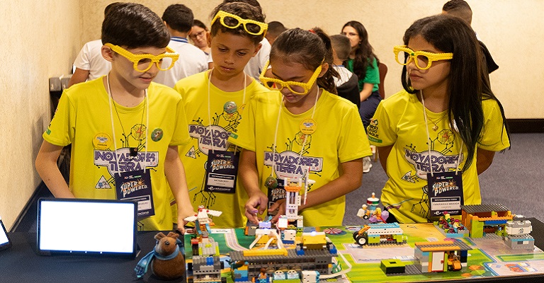 LEGO e Positivo selecionam escolas públicas para receber materiais de robótica