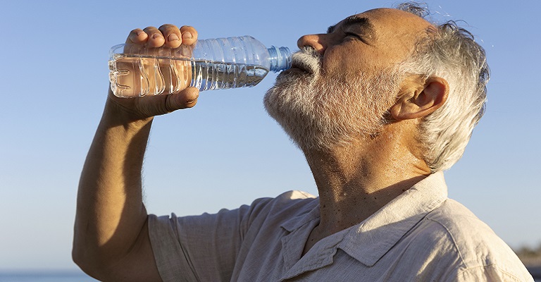 Onda de calor aumenta o risco de desidratação em idosos