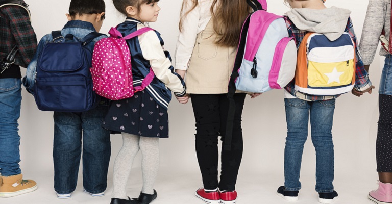 Ortopedista se surpreende com o peso das mochilas na porta das escolas e faz alerta