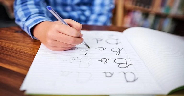 Afinal, vale a pena insistir no ensino da letra cursiva nas escolas?